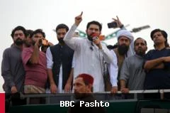 د تحریک انصاف لاریون دوام، د سیاسي کړکېچ او د طالبانو ادعاوې