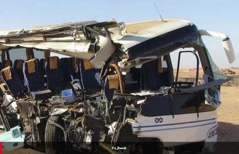مصر کې د ترافیکي پېښې له امله ۲۱ کسانو ته مرګ ژوبله اوښتې