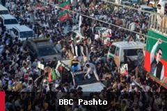 د عمران خان د پلویانو لاریون د کوهاټ لاچي سیمې ته ورسېد