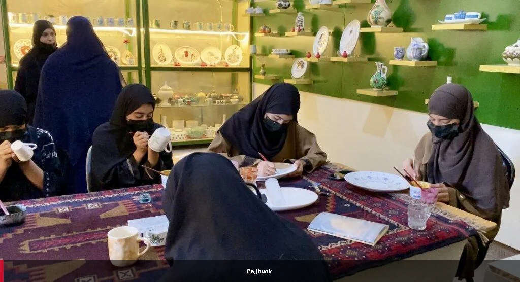 هرات کې نجونې د سرامیکي لوښو هنر سره د ځان بسیاینې هڅې کوي