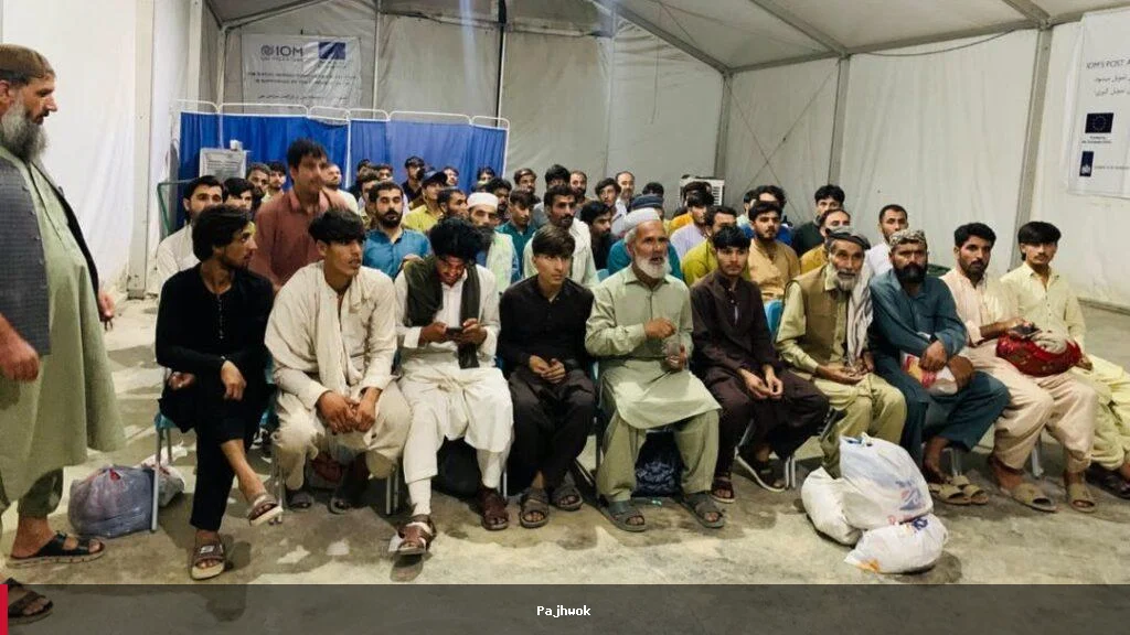 ۳۶۲ افغان کډوال د پاکستان له بندخونو هېواد ته راستنېږي