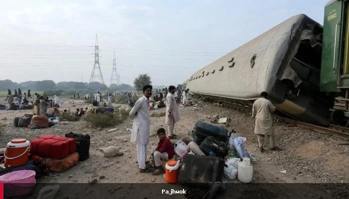 پاکستان کې د رحمان بابا اکسپرېس اورګاډي له پټلۍ وتلی؛ شپږ کسان مړه او ۳۰ ټپیان دي