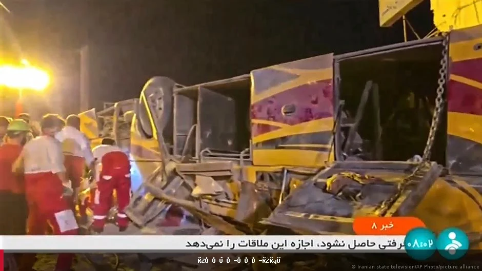 په ایران کې د مسافرو بس واژګونیدو له امله ۱۱ کسان مړه شوي