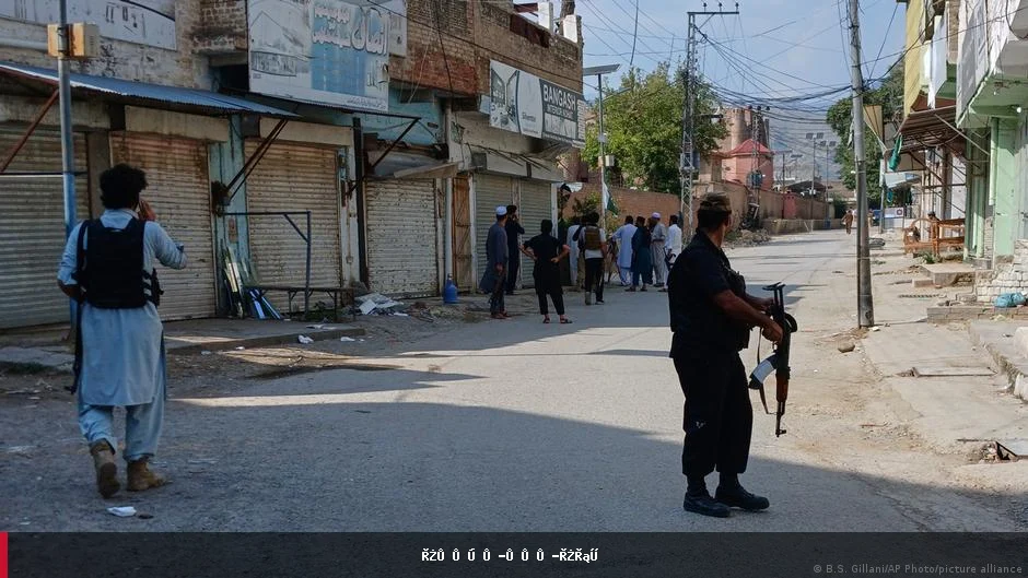په پاکستان کې د پولیسو په پایگاه کې انتحاري برید؛ ۱۵ کسان وژل شوي