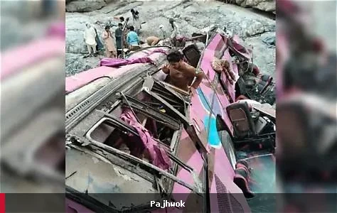 په خیبرپښتونخوا کې د مسافر وړونکي بس د لوېدو پېښه؛ څلور مړه او ۱۰ ټپیان